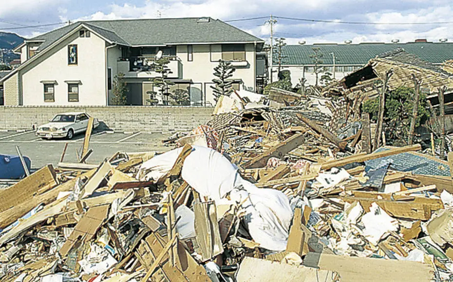 【大震災の被災地に建つ三菱地所ホームのオーナー邸（奥）】